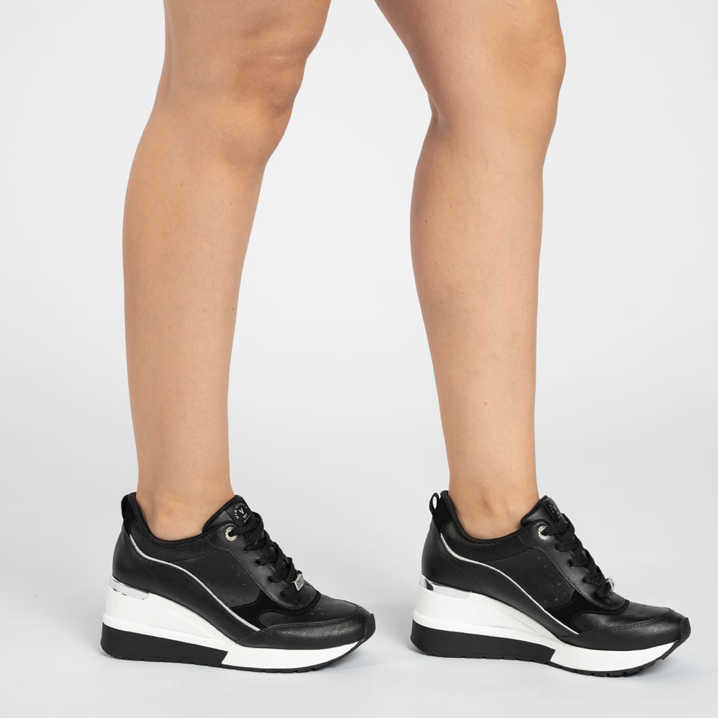 Tênis casual feminino Via Marte preto com detalhes metalizados, vista lateral